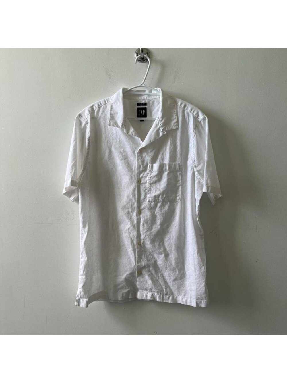 White Gap Linen / Cotton Blend (55%-45%) Button-Up Pocket Shirt (Tagged Men’s M)